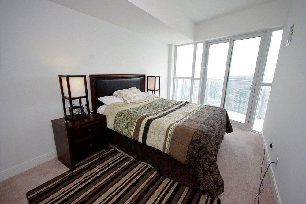Napa Furnished Rental Apartments Square One มิสซิสซอกา ภายนอก รูปภาพ