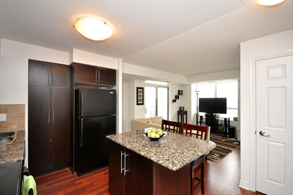 Napa Furnished Rental Apartments Square One มิสซิสซอกา ภายนอก รูปภาพ
