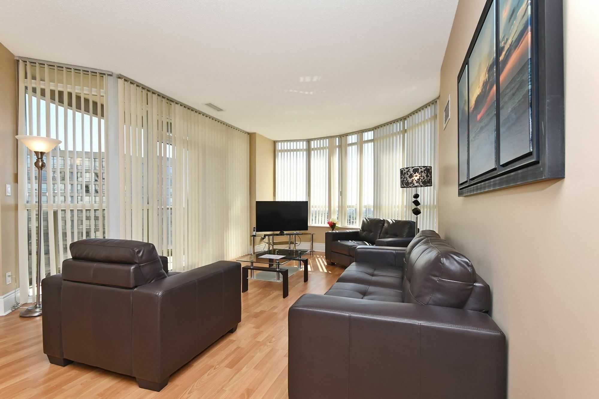 Napa Furnished Rental Apartments Square One มิสซิสซอกา ภายนอก รูปภาพ