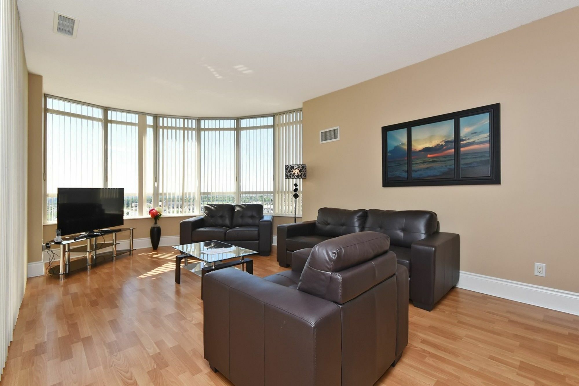 Napa Furnished Rental Apartments Square One มิสซิสซอกา ภายนอก รูปภาพ