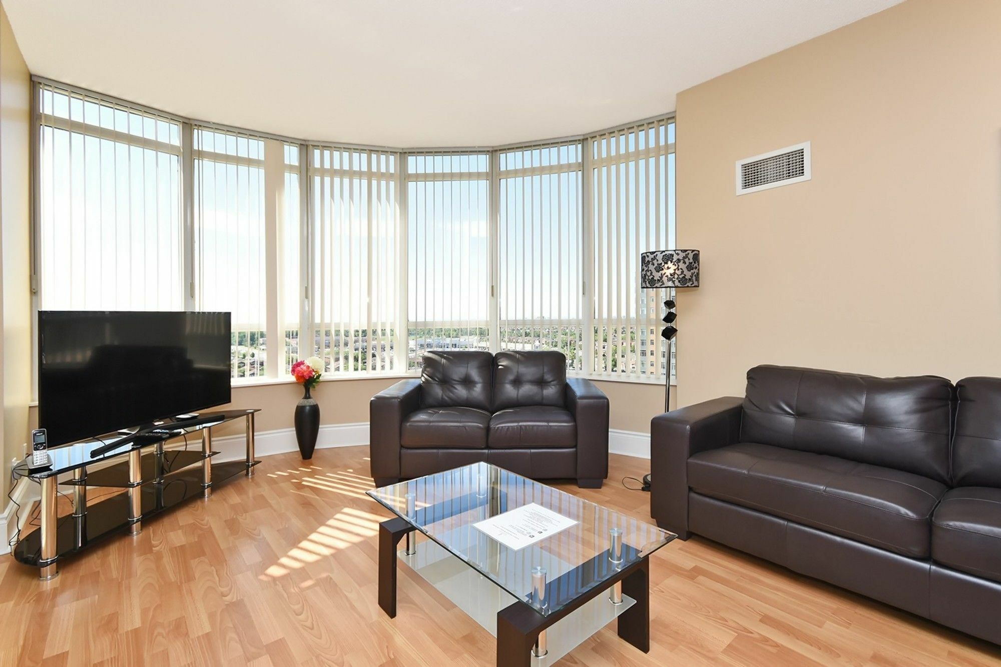 Napa Furnished Rental Apartments Square One มิสซิสซอกา ภายนอก รูปภาพ