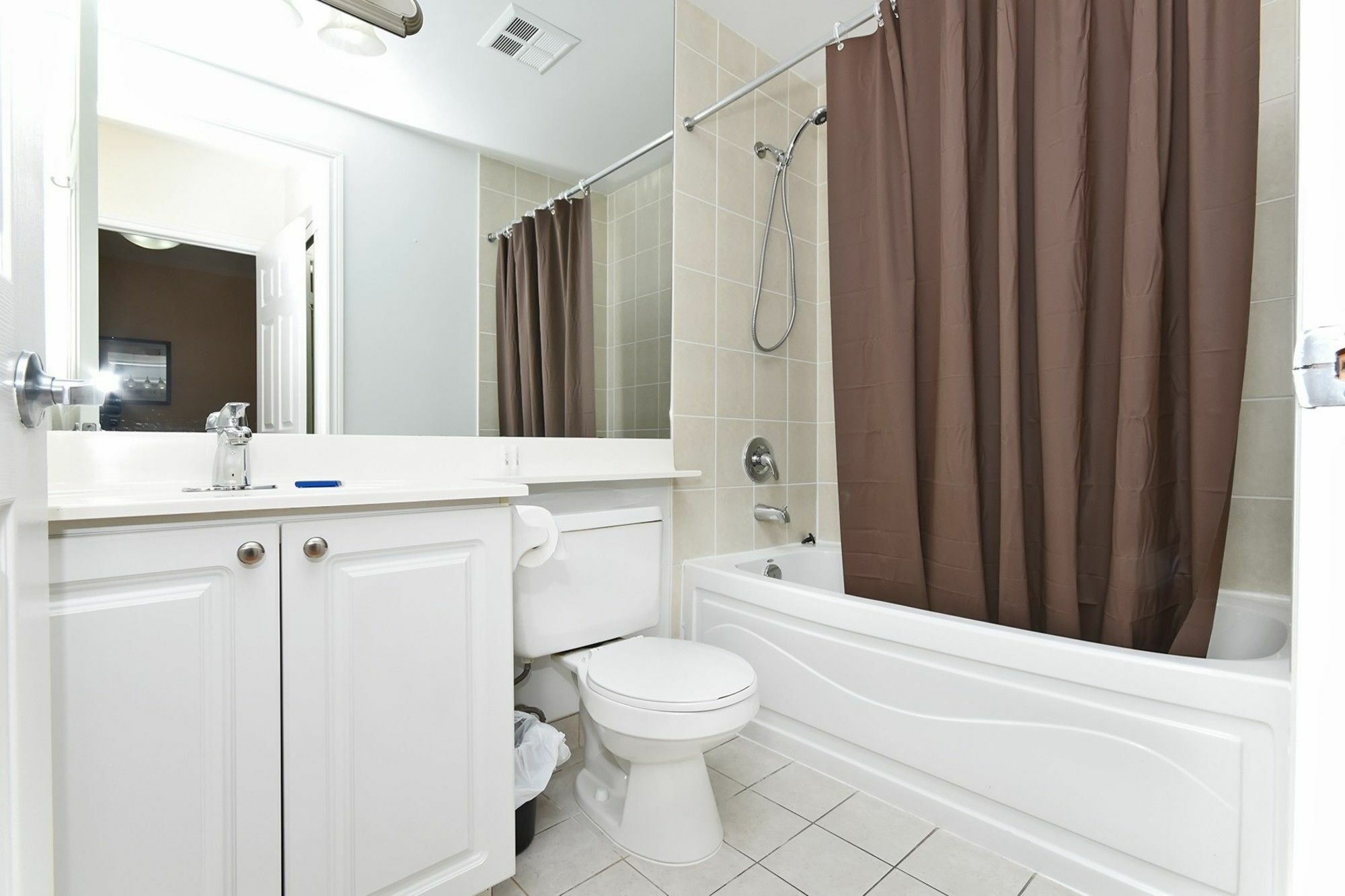 Napa Furnished Rental Apartments Square One มิสซิสซอกา ภายนอก รูปภาพ